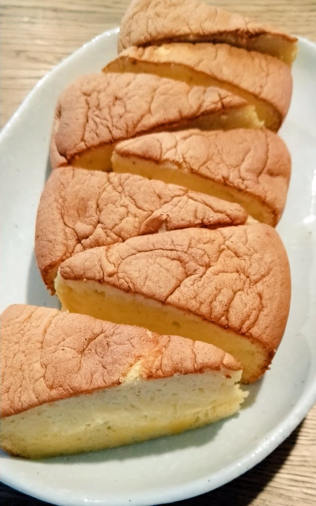 ストレスやばすぎでお菓子作ったった。
台湾カステラ。
メレンゲ作りを鬼の形相で頑張った👹
腕がダル…。

少し冷めて縮んでしまって表面しわしわやけど、味は問題なし！
ぷるんぷるんでウマー😍
旦那には一口もやらん😇

#手作りおやつ
