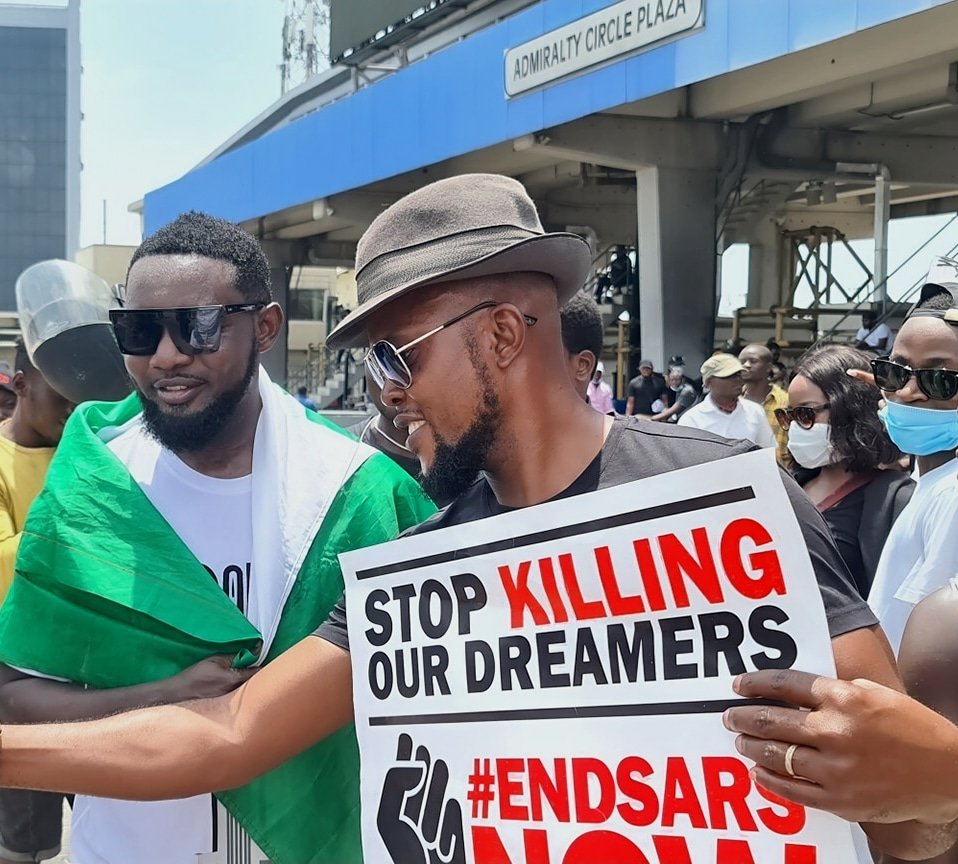 AYCOMEDIAN's tweet image. This was never the 'change' we wished for. It's time to grab that remote control from heartless politicians and CHANGE Nigeria to the channel we want. #EndPoliceBrutalityinNigera #EndBadGovernmentinNIGERIA