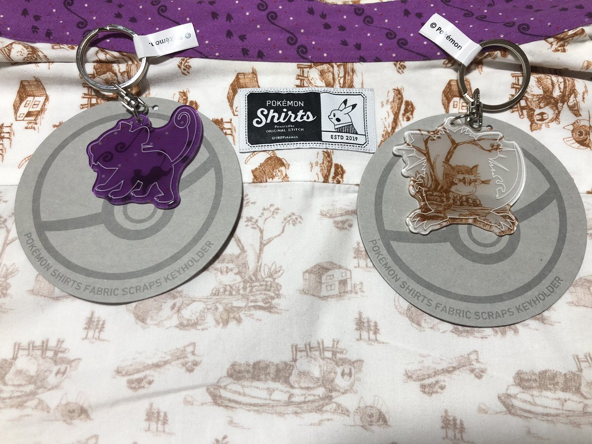 幸 さち ポケモンシャツの生地の切れ端を使ったアクリルキーホルダーを買ってきました 大好評のようで残りは少なかったですがしっかり厳選 モンスターボールの形のものは売ってなかったのでオンラインになるかな 持ってるポケモンシャツと一緒に撮影し