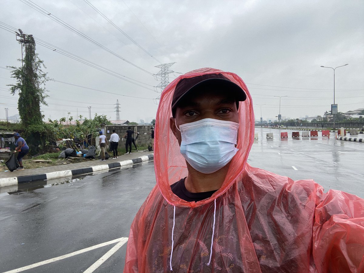EditiEffiong's tweet image. We are out again with brooms, trashbags and amazing people. Cleaning Lekki.