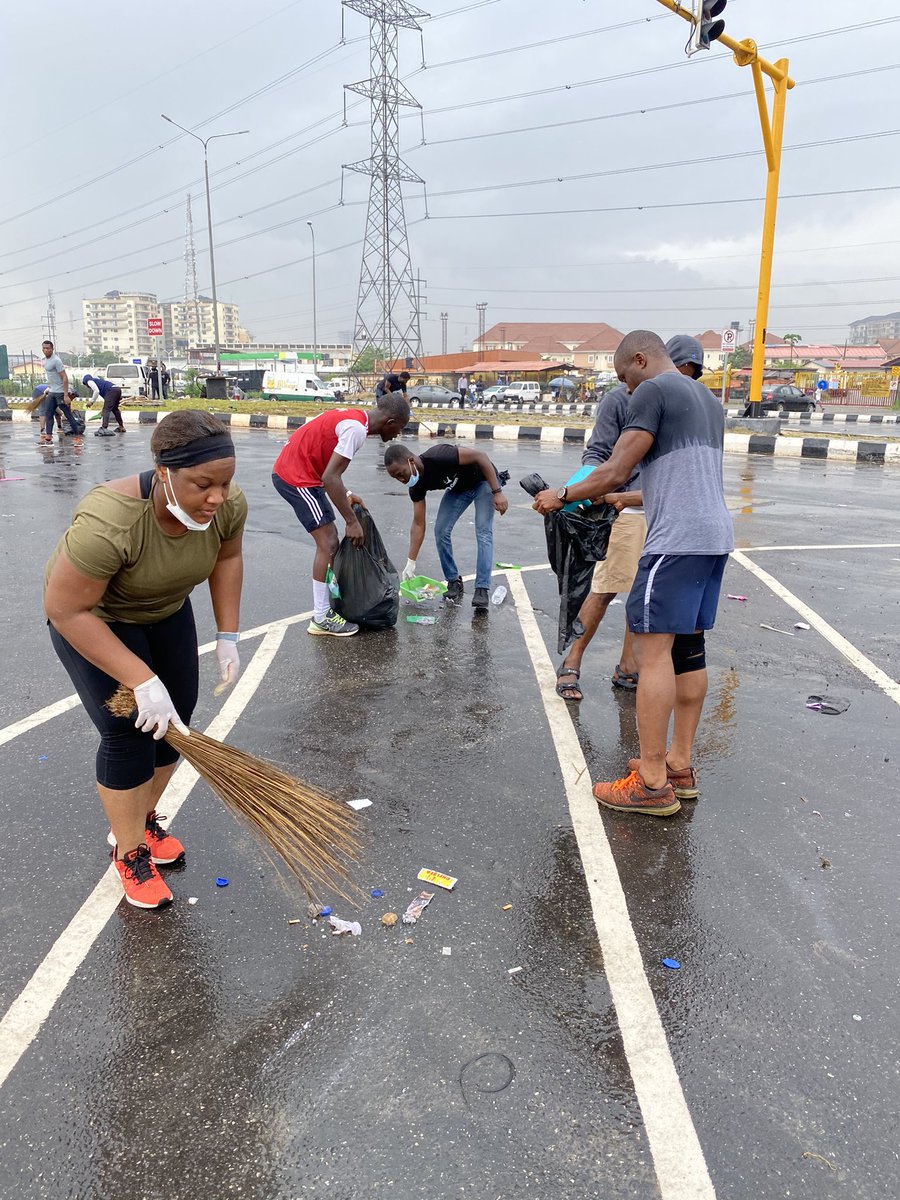 EditiEffiong's tweet image. We are out again with brooms, trashbags and amazing people. Cleaning Lekki.