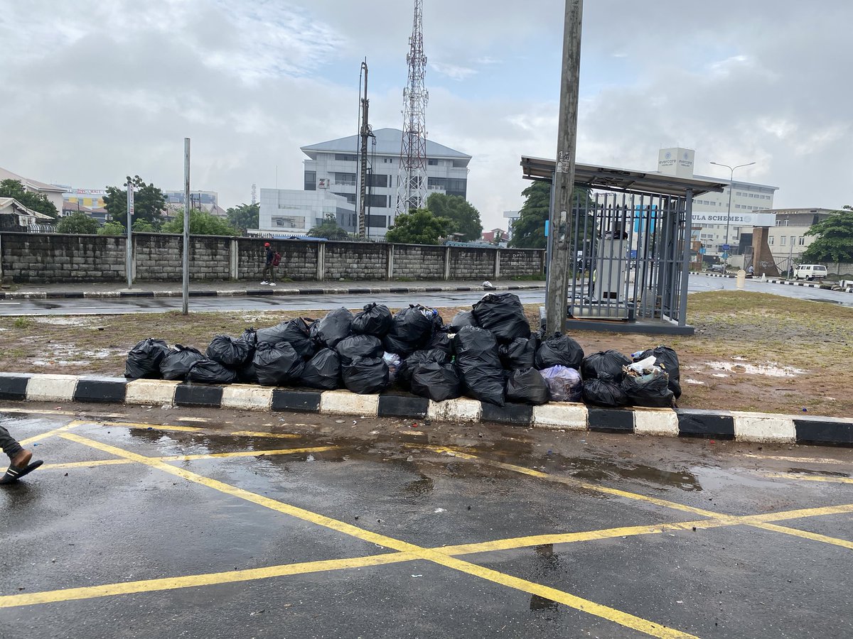 EditiEffiong's tweet image. We are out again with brooms, trashbags and amazing people. Cleaning Lekki.