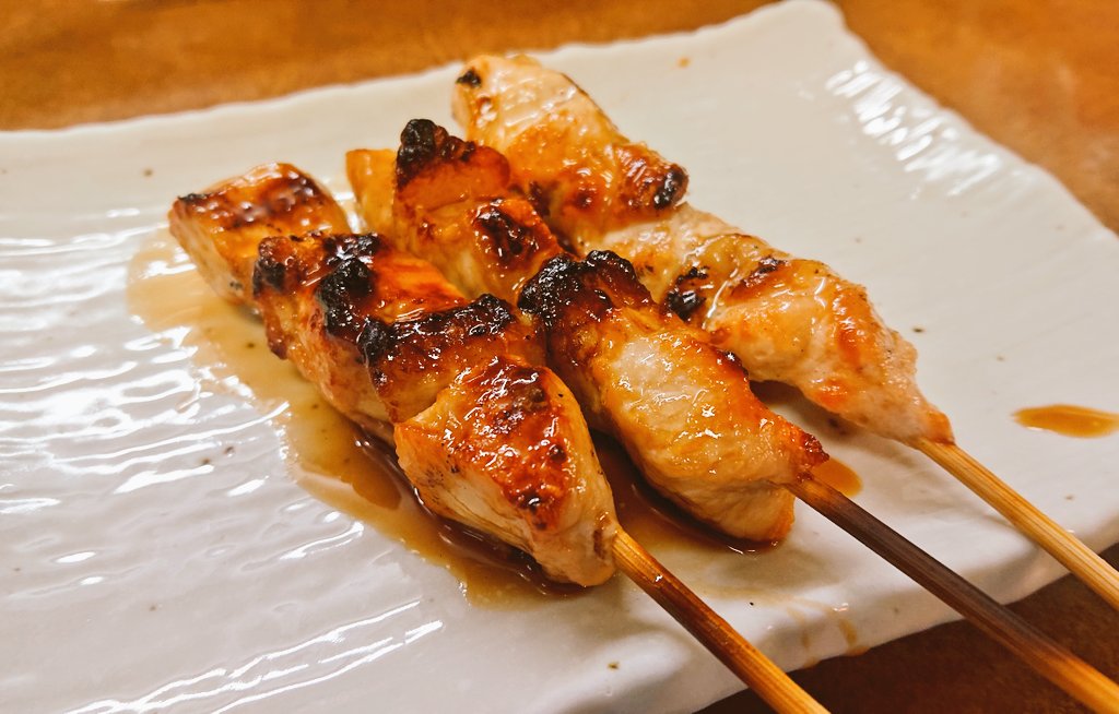 ぬまっちょ 徳島駅の大衆的な居酒屋 安兵衛で早い時間から酒カス まずは焼き鳥 やわらか に 地鶏 阿波尾鶏 串 生野菜を注文 焼き鳥はとても柔らかく 生野菜は多くの種類の野菜がたくさん盛られて2種類のドレッシングがかかり 野菜不足には大変