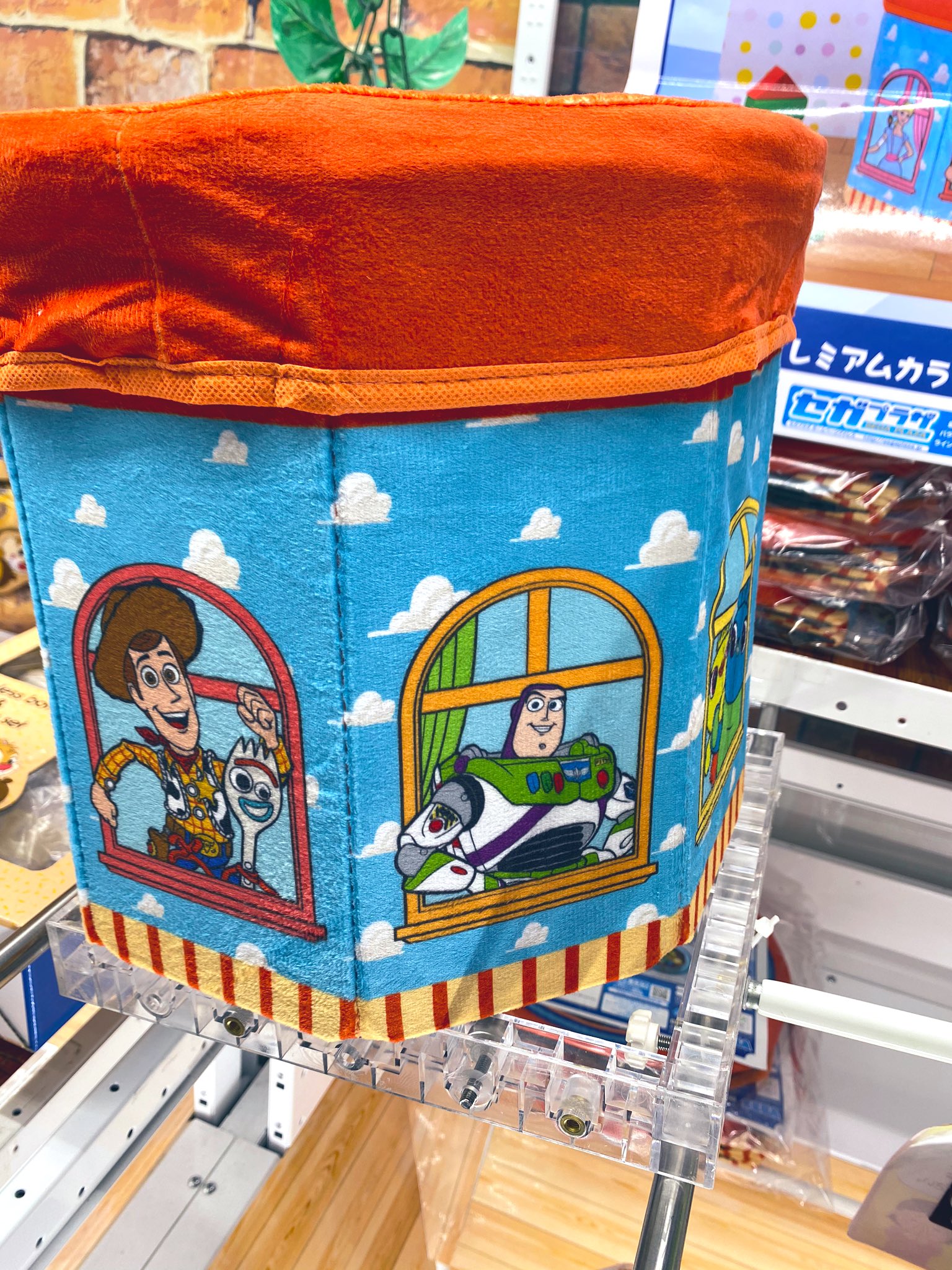 アミューズメント マンガ倉庫鹿児島店 1階アミューズ コーナーにトイストーリー プレミアムカラフル折りたたみボックスチェア入荷しました トイストーリーのイラストに イスになり 椅子の中にモノが入り 折りたためるすっごい便利アイテム トイ アミューズメント マンガ倉庫鹿児島店 1階アミューズ コーナーにトイストーリー プレミアムカラフル折りたたみボックスチェア入荷しました トイストーリーのイラストに イスになり 椅子の中にモノが入り 折りたためるすっごい便利アイテム トイ
