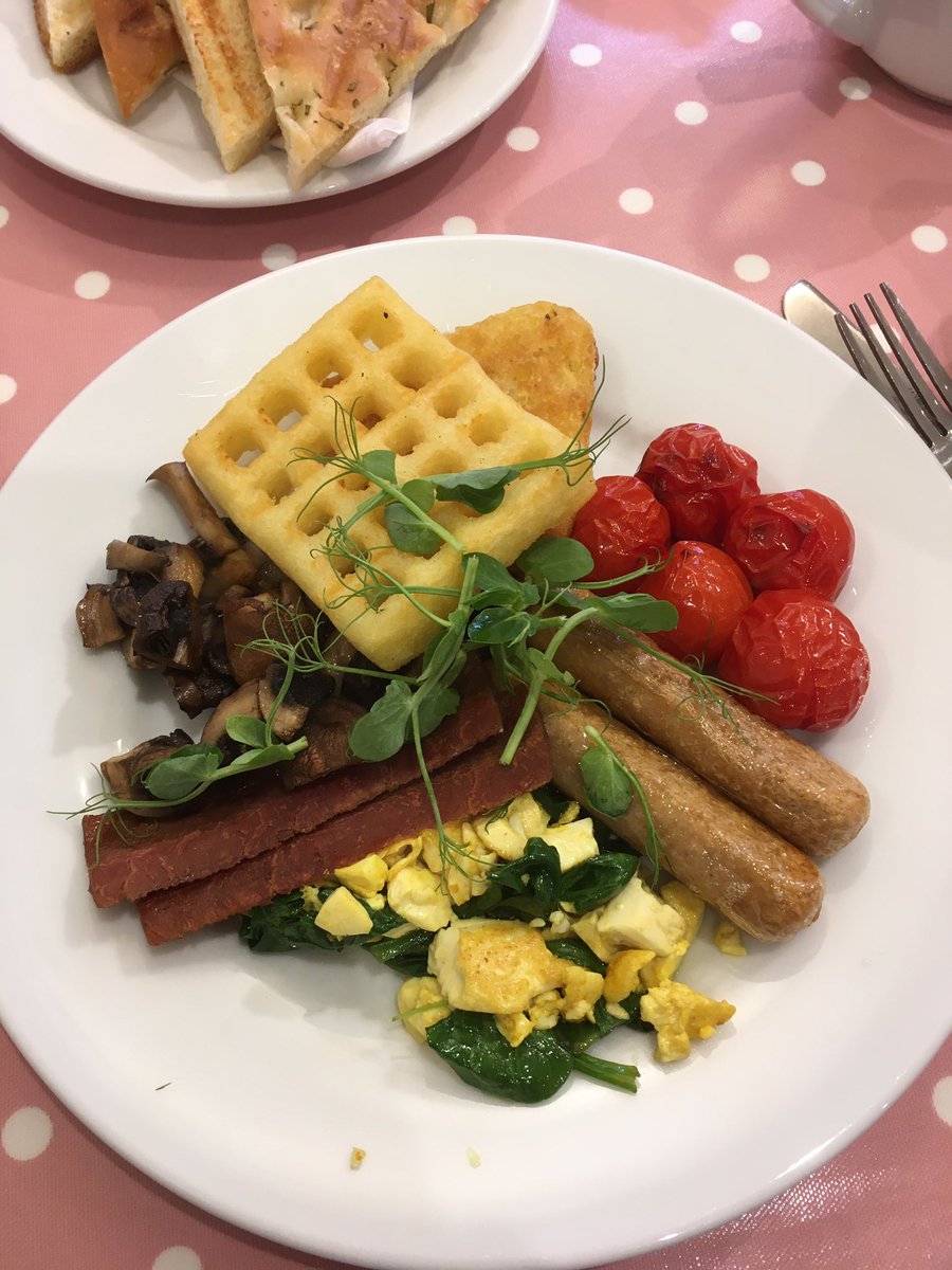 On our last morning at the lakes and we stopped by Ginny’s Teapot in Hawkeshead for the most incredible  #vegan full English  seriously top 3 breakfasts I’ve eaten   #LakeDistrict