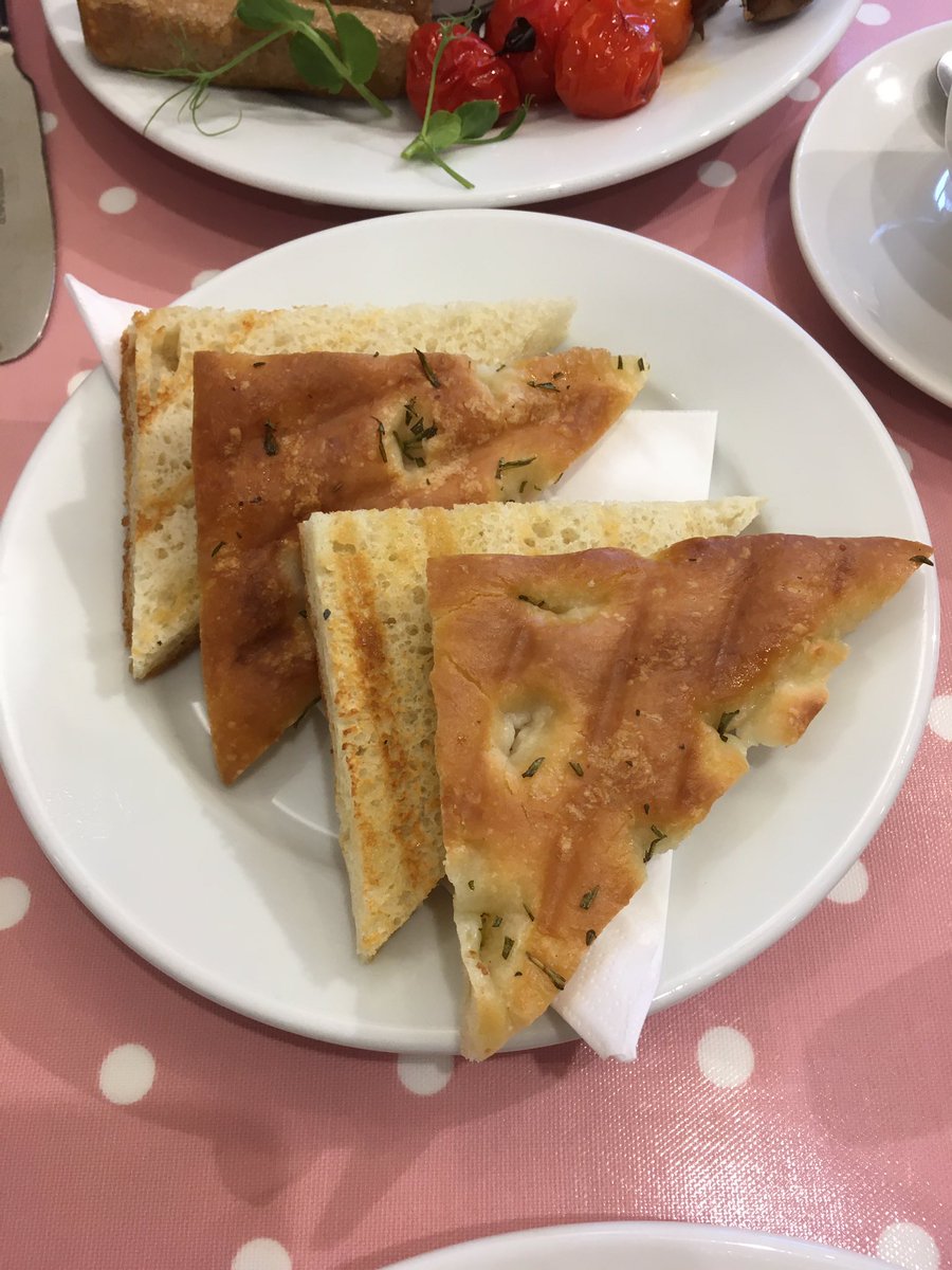 On our last morning at the lakes and we stopped by Ginny’s Teapot in Hawkeshead for the most incredible  #vegan full English  seriously top 3 breakfasts I’ve eaten   #LakeDistrict