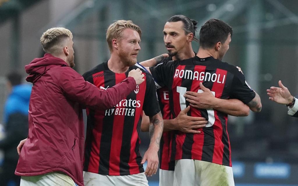 simonkjaer1989's tweet photo. Feeling great after that derby win😉
Team spirit = Top👏 
#InterMilan #ForzaMilan #SempreMilan❤️🖤 https://t.co/iGAvErPP70