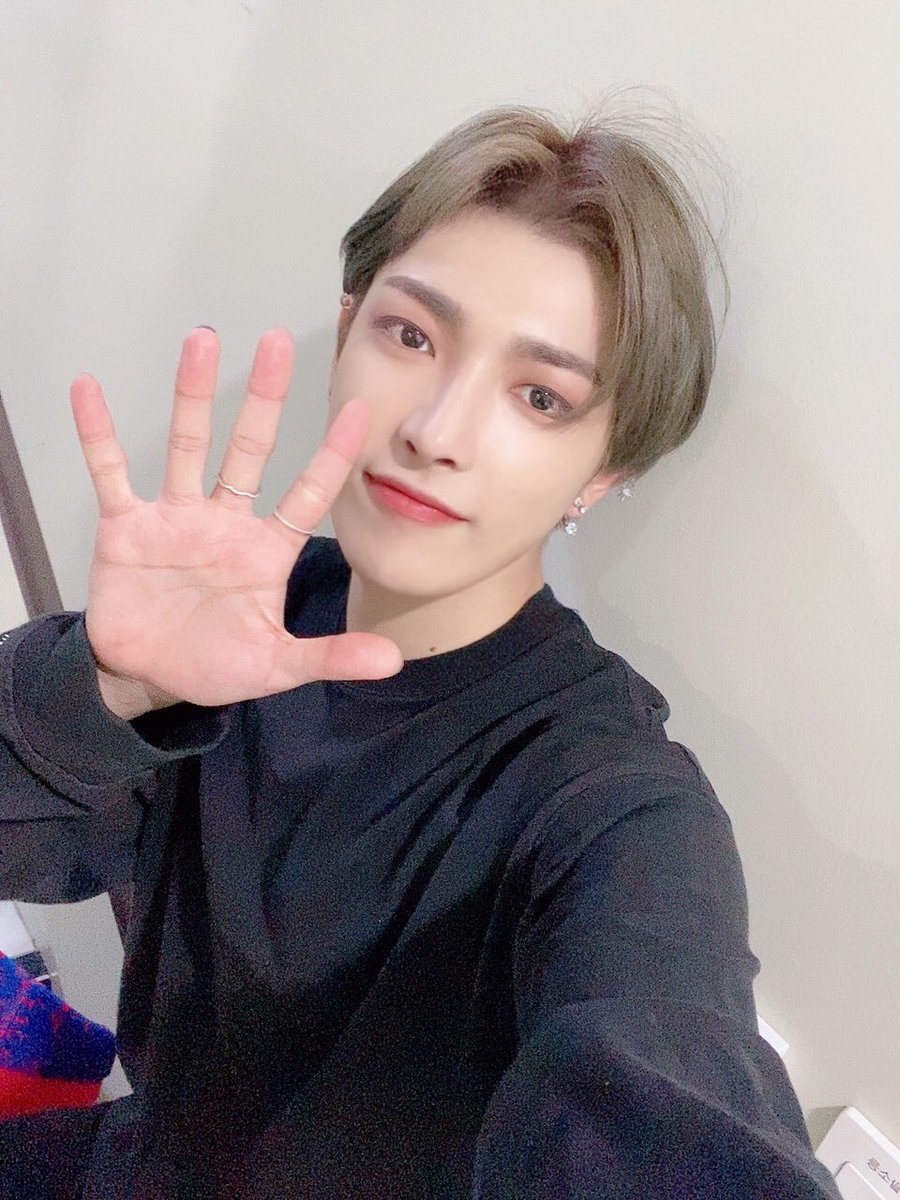 HongjoongF's tweet photo. TWITTER | 18.10.20 | #HONGJOONG
↬ @ATEEZofficial

"Aujourd'hui 💪🏼🖐🏼
#ATEEZ #에이티즈 "

Trad : HongjoongF

#Boubou https://t.co/Q054594nkM