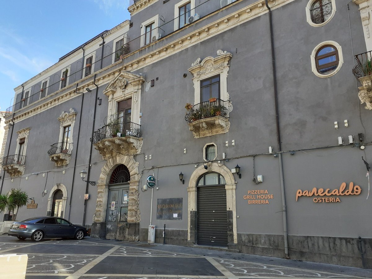 The theater bears the name of the local hero: Massimo Bellini.Best known for his opera Norma, that gives the name to the pasta dish I might have for lunch.I wish there was not a covid epidemic to buy some tickets.Next time, the last pic is the building opposite.7/n