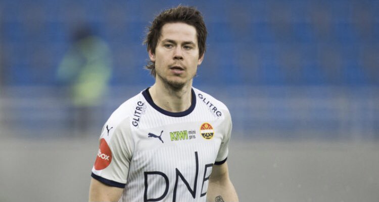 11 sesonger, 325 matcher siden debuten hjemme mot Kongsvinger i 2010. Bare Alsaker-Nøstdahl og Inge Thun ( som han tar igjen i løpet av sesongen) foran seg på adelskalenderen i Strømsgodset. Lars Vilsvik, 32 år i dag. En som faktisk med rette kan kalles legende.