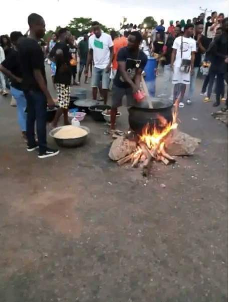 SaharaReporters's tweet photo. PHOTONEWS: Edo State #EndSARS Protesters Block Ever Busy Benin-Lagos Road At Main Gate Of University Of Benin To Prepare Food https://t.co/kaX01eWTmI