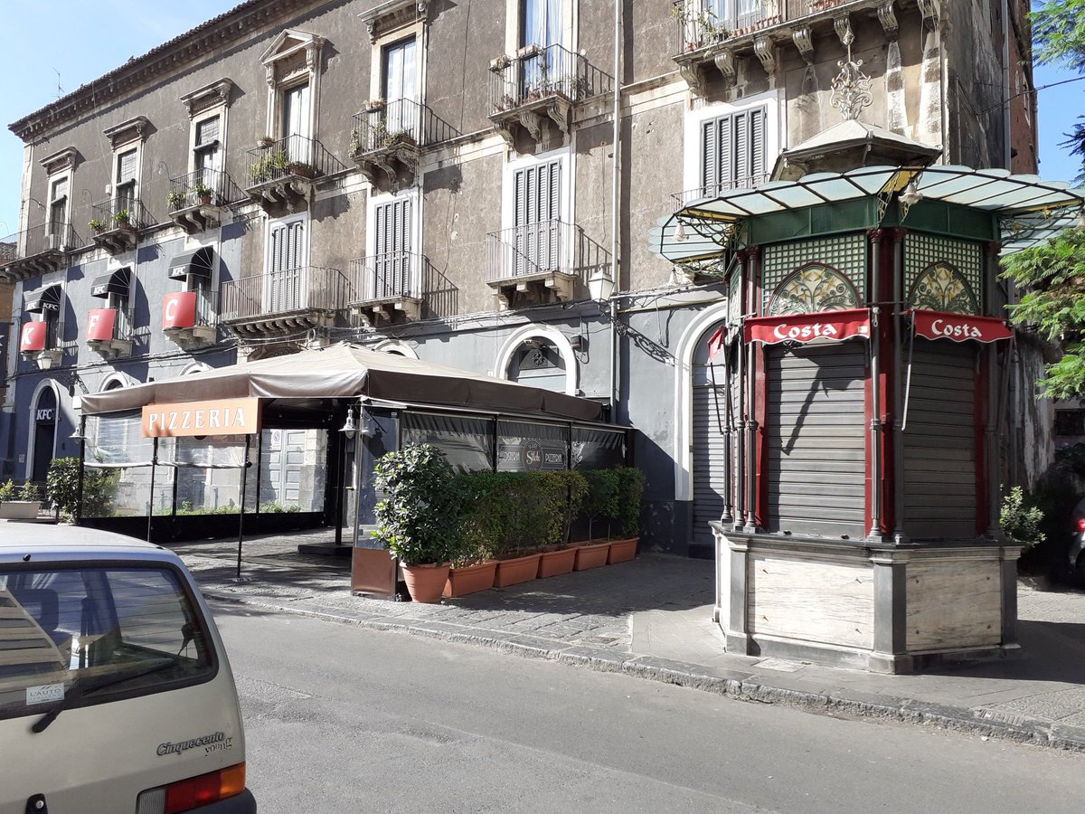 In the same square, a KFC, an Indian hall food shop, a sushi restaurant and a cafeteria announcing they do the afternoon tea...And also one of the kiosks selling coffee, today closed.You won't see 4 such places in Naples in the same square (only a few in the whole city).8/n – bei  Eat
