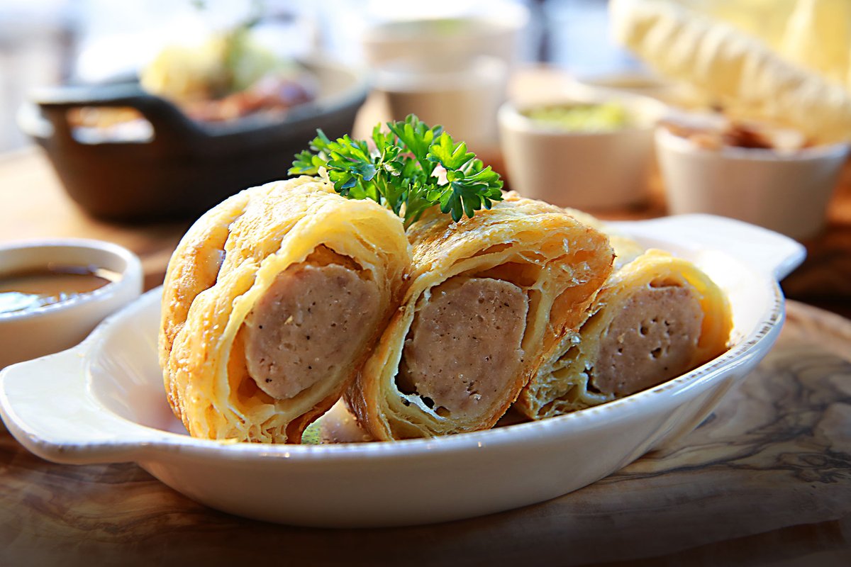 The Auld Fella (@auldfellala) on Twitter photo 🥂 Serving up motivation to roll outta bed! Sunday Brunch is kicking off at 11 and our hot and flaky Irish Sausage Rolls are a house favorite to get the table going!
📣 Every Sunday 11 AM - 5 PM.  #brunchlife  #IrishBreakfast #sundayfunday
P.S. Sunday Roast served all day too! 🥂 Serving up motivation to roll outta bed! Sunday Brunch is kicking off at 11 and our hot and flaky Irish Sausage Rolls are a house favorite to get the table going!
📣 Every Sunday 11 AM - 5 PM.  #brunchlife  #IrishBreakfast #sundayfunday
P.S. Sunday Roast served all day too!