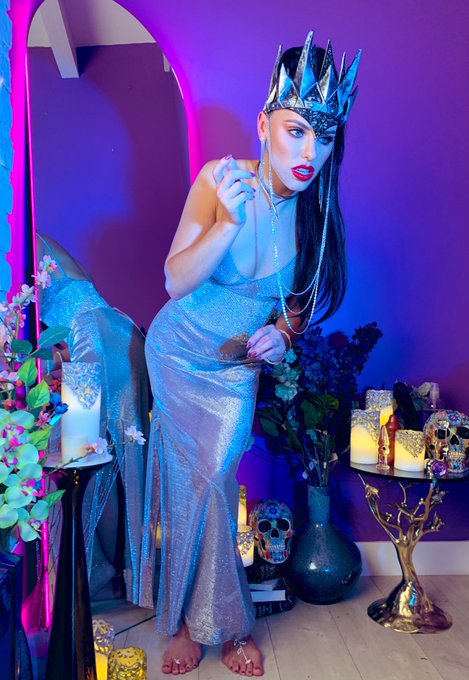2 pic. Queen Ravenna  took over my https://t.co/swxOph2QHn live show tonight. She tested her huntsman