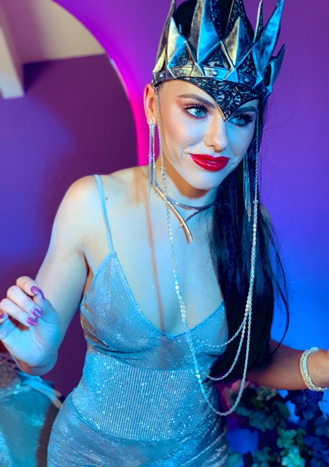 3 pic. Queen Ravenna  took over my https://t.co/swxOph2QHn live show tonight. She tested her huntsman