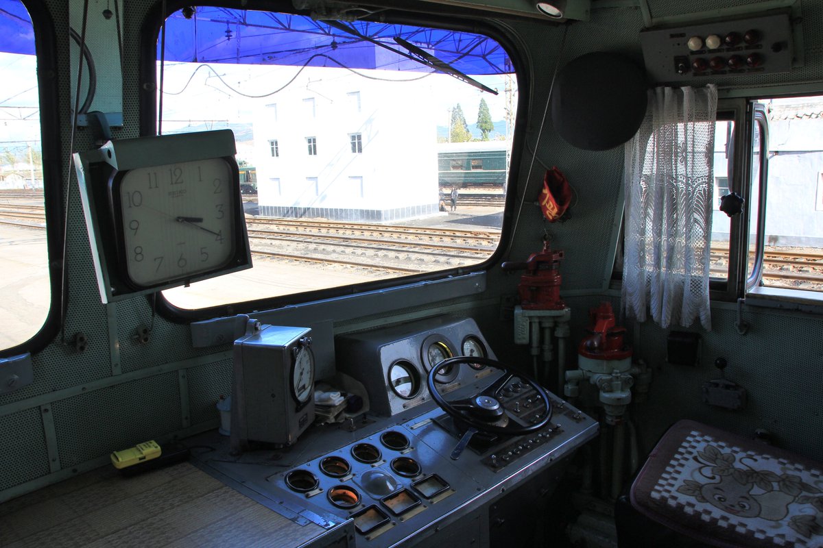 Wir konnten dort auch eine Vor-Ort-Anleitung am Führerstand der Lok, einer M62, durchführen 