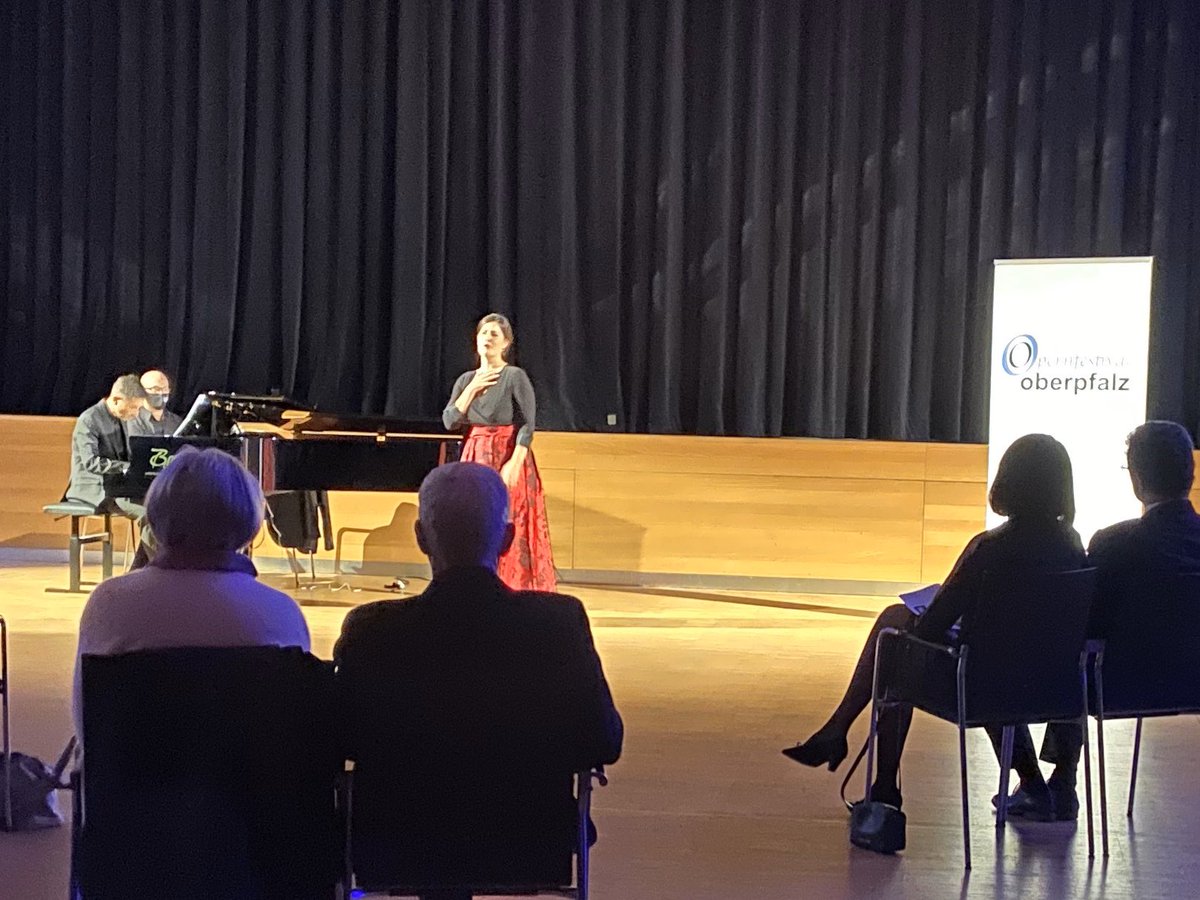 raphael_fusco's tweet photo. The gorgeous @EMSummererMezzo with Michael Konstantin at the piano performing “Singe die Gärten” from my song cycle Vier Sonette an Orpheus on words by Rilke. What a thrill to hear beautiful, #livemusic again! Can’t wait to premiere my new opera inSOMNIA @OperOberpfalz next year! https://t.co/woFmPo2Yhs