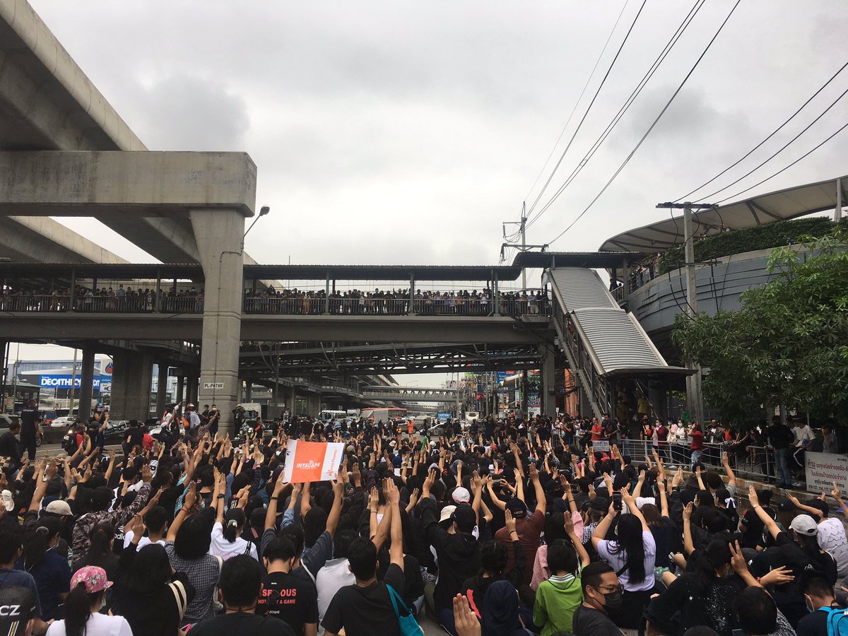 cuckoomeeeee's tweet photo. บางใหญ่ฝั่งหน้าเวสเกตตอนนี้ค่ะ #ม็อบ18ตุลา https://t.co/IPOQ3JcvTA