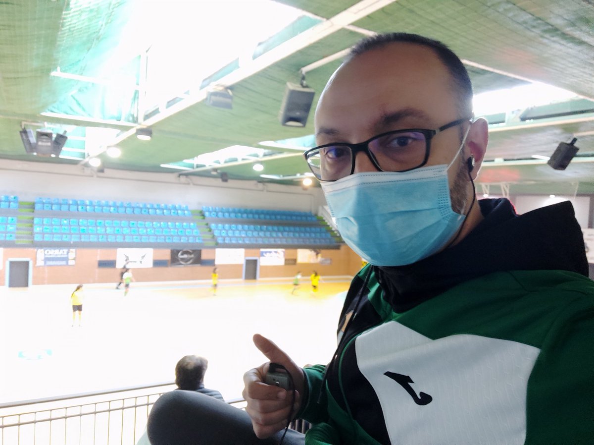 #EJElRegreso pues allí estáis y aquí estamos, compañeros. Disfrutando de las finales del Trofeo Diputación de Fútbol Sala y enganchados al pinganillo... Sin beneficio para esta casa! Salud y a disfrutar 💚