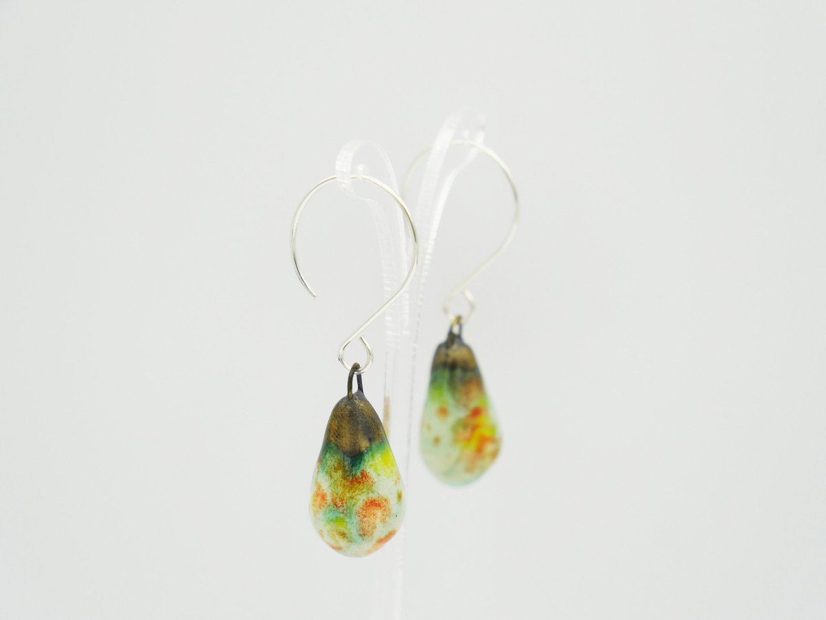 MaynardJane's tweet image. Fabulous ceramic and sterling silver earrings now in my sale only £20. One of kind so start your Christmas shopping here or spoil yourself. All hand made in North Devon etsy.me/3dCbCVd #yellow #teardrop #orange #no #women #ceramic #earwire #earlobe #green