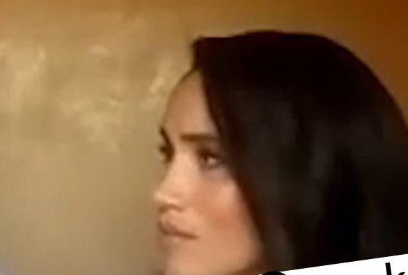 according2_taz's tweet photo. I think this was an old photo due 2 the huge extensions she is wearing which she favoured last year & also I think she’s had a nose job since.
There is absolutely nothing wrong with cosmetic surgery nor am I implying anything unkind. I just find it odd they would use an old photo https://t.co/L4KPWu4MIs