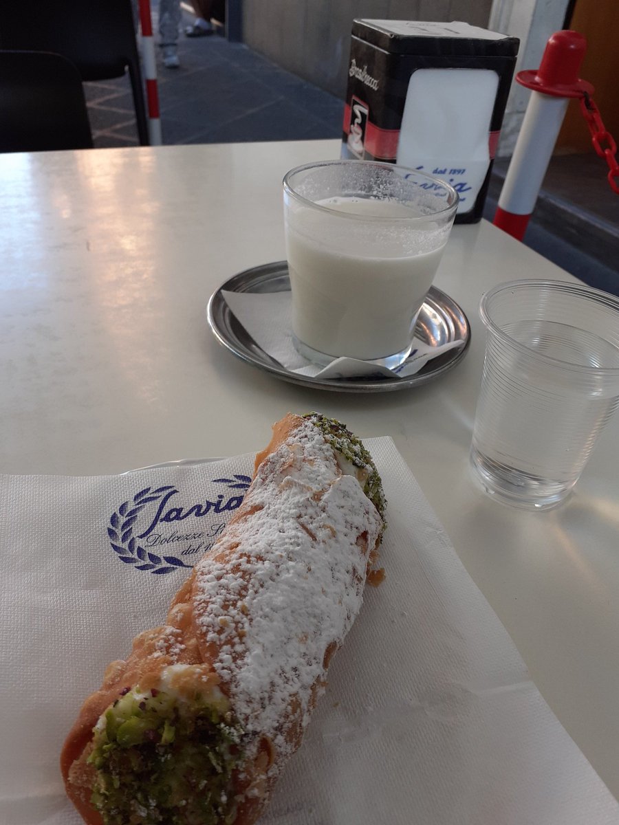 I came here not just for flaneuring, but on "business".Here we go to the serious stuff: latte di mandorle as recommended by  @aledeniz and cannolo di pistachio as recommended by  @Marina_Oliva20.10/n – bei  Pasticceria Savia
