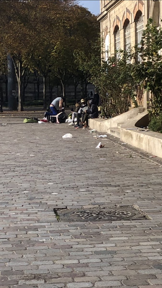 CrackamLe's tweet photo. #COUVRE_FEU à #stalingrad... @annesouyris @sevguy 1idée? @prefpolice 1petit contrôle? 2 poids 2 mesures de nouveau?Après les contrôles de riverains devant les dealers/tox en confinement, le crack exclu de la directive Darmanin, on arrive au couvre feu pour tous sauf #stalincrack https://t.co/GwufYaYknO