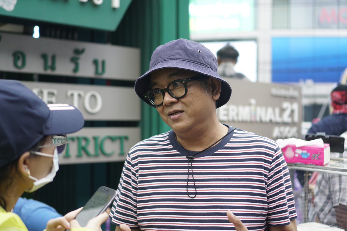 thematterco's tweet image. ที่อโศก ผู้สื่อข่าวเราคุยกับ ป๋าเต็ด ยุทธนา บุญอ้อม ที่มาร่วมในวันนี้ด้วย

เขาบอกว่า “การชุมนุมนี้เป็นม็อบที่มีชีวิตที่สุด ออแกนิกที่สุด เท่าที่ผมเคยเห็นมา&quot;

ส่วนการชุมนุมเมื่อวานและที่ผ่านมาเป็นสิ่งที่ชี้ว่า ไม่มีความรุนแรง ชื่นชมรูปแบบการชุมนุมที่ใช้กันในครั้งนี้

#ม็อบ18ตุลา