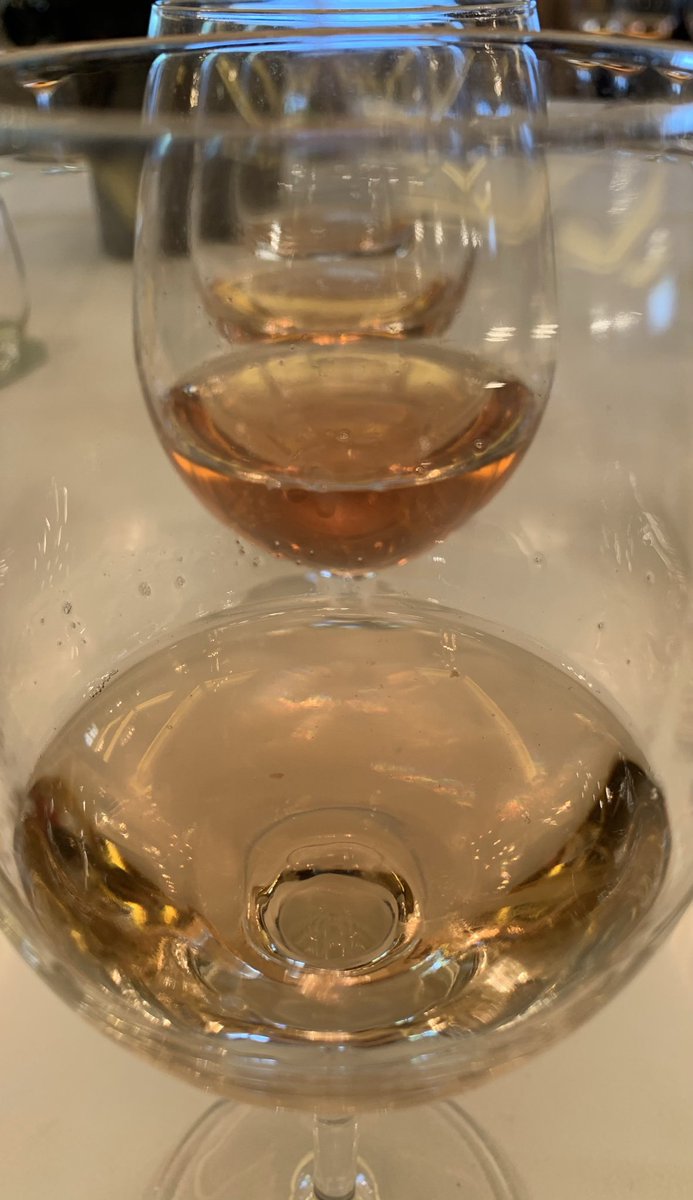 missaglia_sara's tweet photo. Rosa, rosa e ancora rosa: il groppello e la #Valtènesi.
Il vitigno protagonista è il #groppello: il contatto del mosto con le bucce regala al vino colori unici.
.
#pink #vinirosa #rosati #rivieradelgardaclassicodoc #pinkisthenewblack #pinkdifferent #chirosavince #WoW https://t.co/WOdw3I92Ud