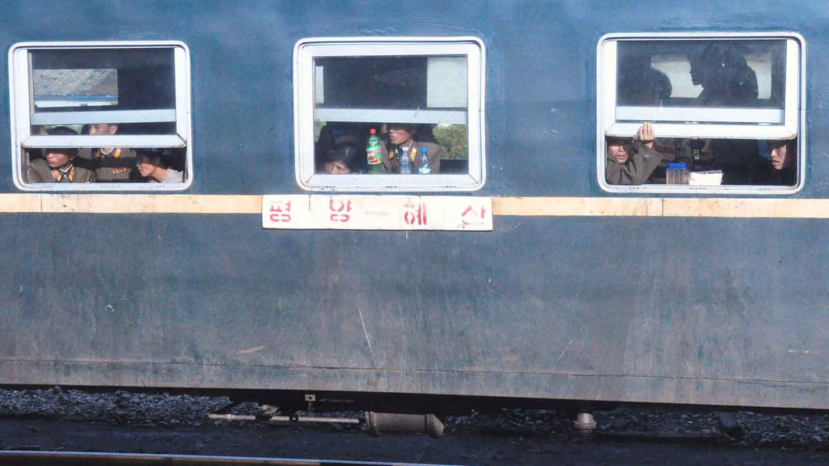 Zum Regelzugverkehr der nordkoreanischen Eisenbahn :Auf der Hauptsrecke über die Berge von Pjöngjang an die Ostküste kommt schon mehrmals täglich was entgegen. Fernzüge haben so an die 10 Wagen (grossteils Sitzwagen, meist 1 Schlafwagen für die Elite des Landes...)