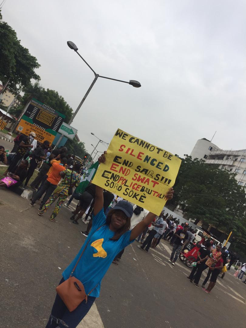 Na who dey alive dey volunteer for the SDGs.
Climate change is real, so is police brutality in Nigeria.

While on the protest to secure our future let's also be environmentally conscious.

#volunteering #peacefulprotest #igotalk #EndPoliceBrutalityInNigeria #endsars #sorosoke