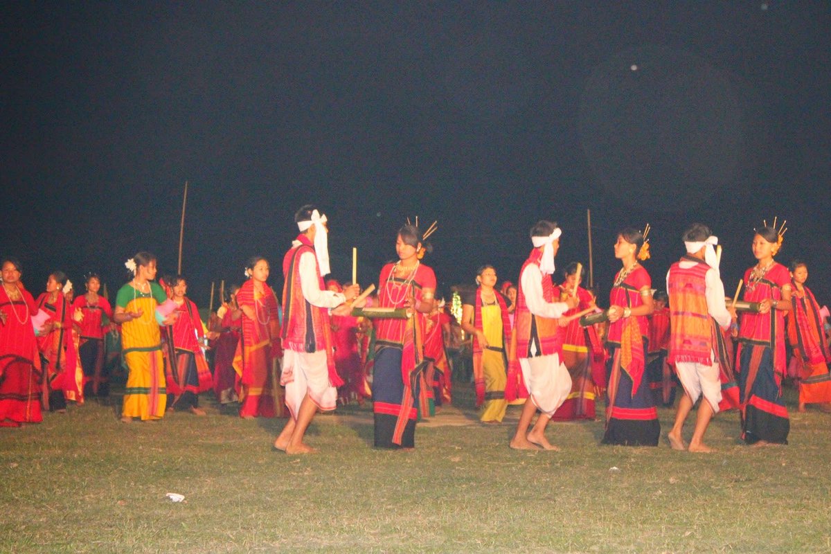 Tripura- Bizhu Dance -From the Chakma tribe, to bid adieu to old year and welcome the onset of a New Year as per the Bengali calendar. It is a graceful dance unlike other dance forms in that it is marked by abrupt pauses during its performance