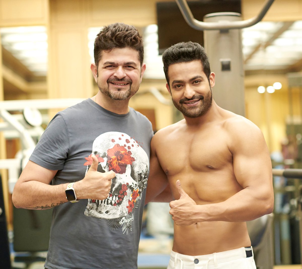 👍🏻👍🏻🤗👌🏼💯🤍✨ #btswithdabboo @tarak9999 @DabbooRatnani 📸 @ManishaDRatnani #25yearsofdabbooratnani #JrNTR #DabbooRatnani @Dabboo