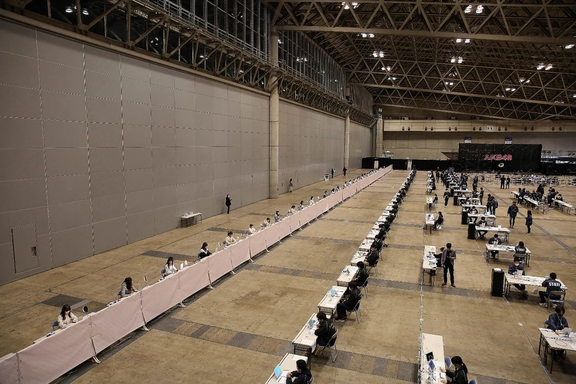 AKB48のオンライン握手会がシュール…！会場のすごい光景に圧倒されてしまう…