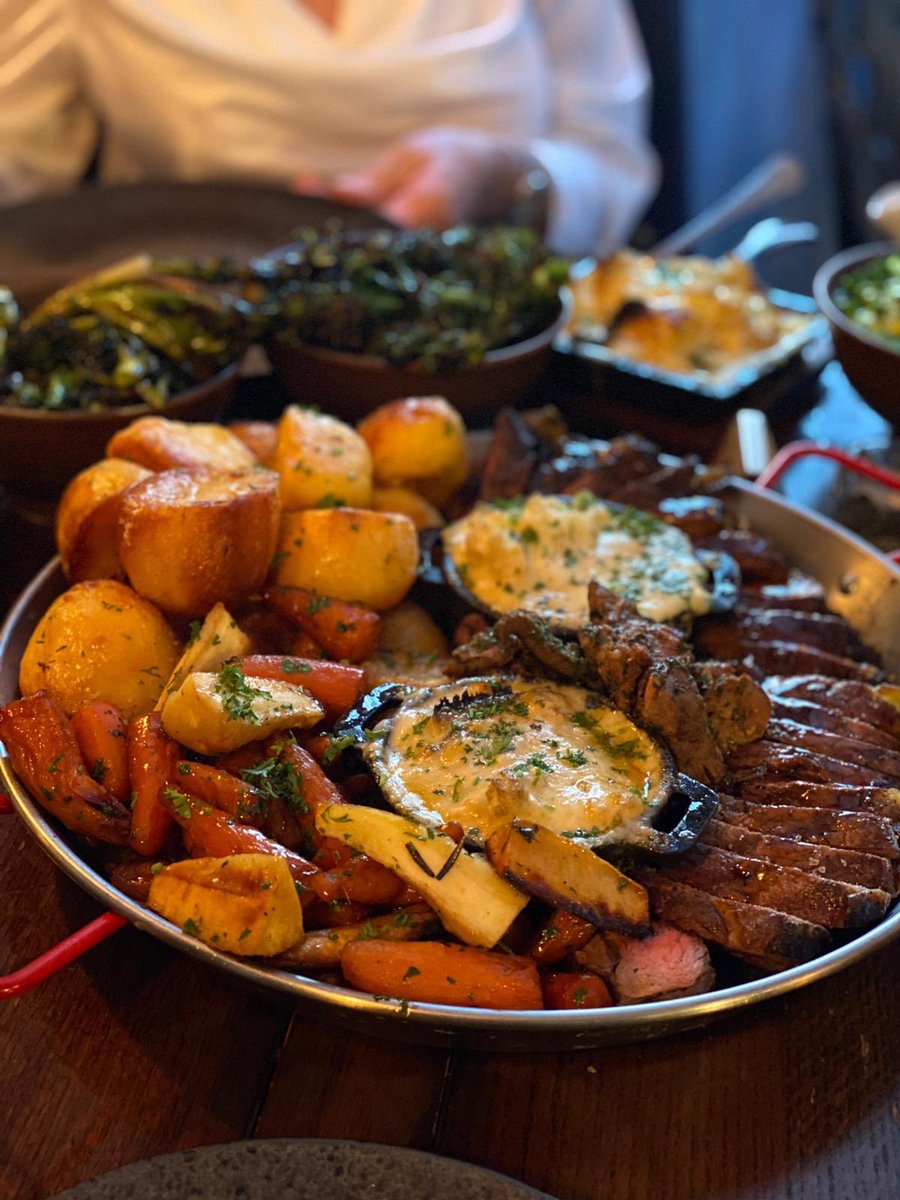 H_HCatering's tweet photo. It’s sunnnndaayyyyyy! How many of the sharing roasts are we going to do today 🤷🏽👨🏽‍🍳🖤 https://t.co/0jRf5iHvgL