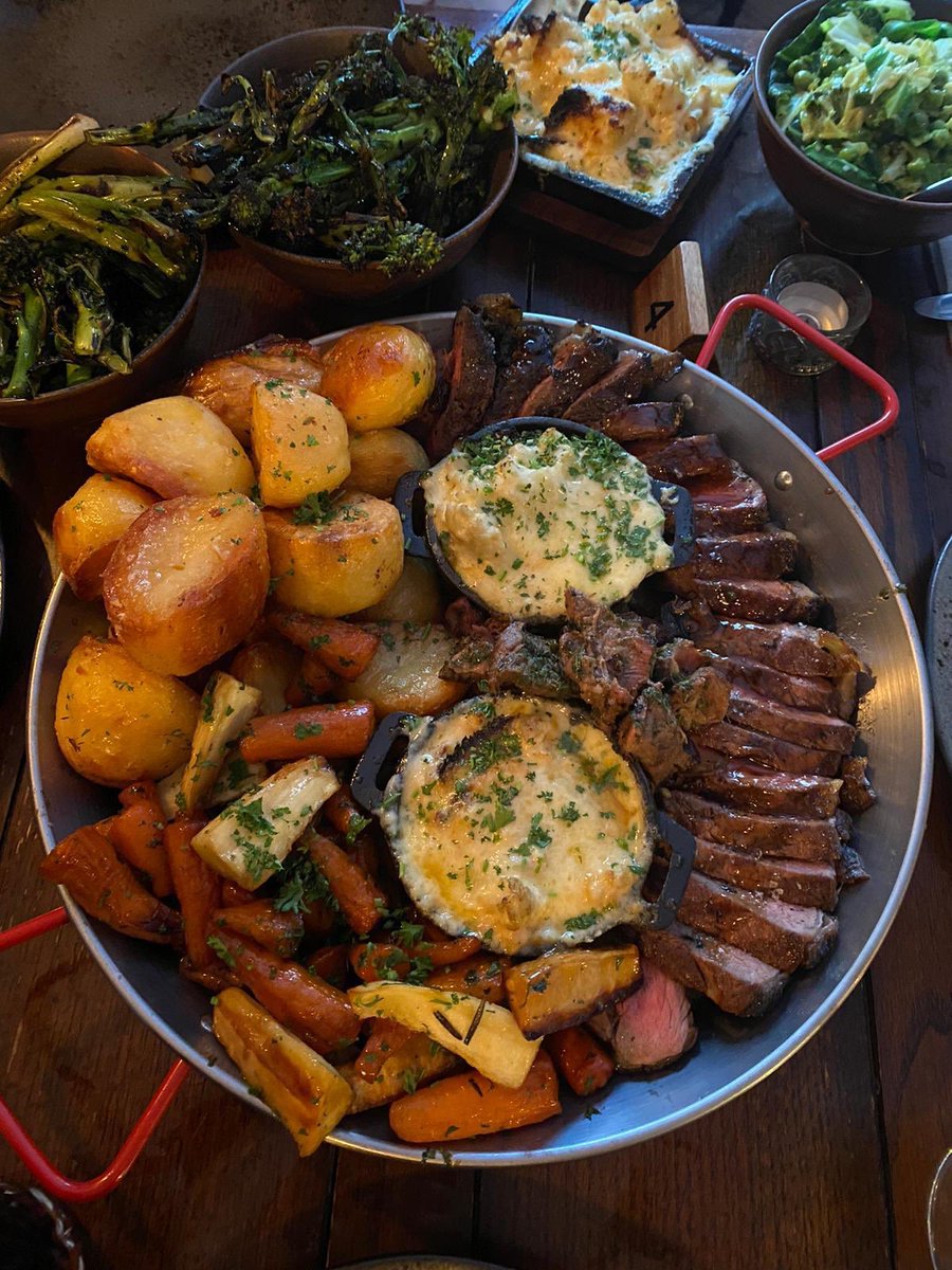 H_HCatering's tweet photo. It’s sunnnndaayyyyyy! How many of the sharing roasts are we going to do today 🤷🏽👨🏽‍🍳🖤 https://t.co/0jRf5iHvgL
