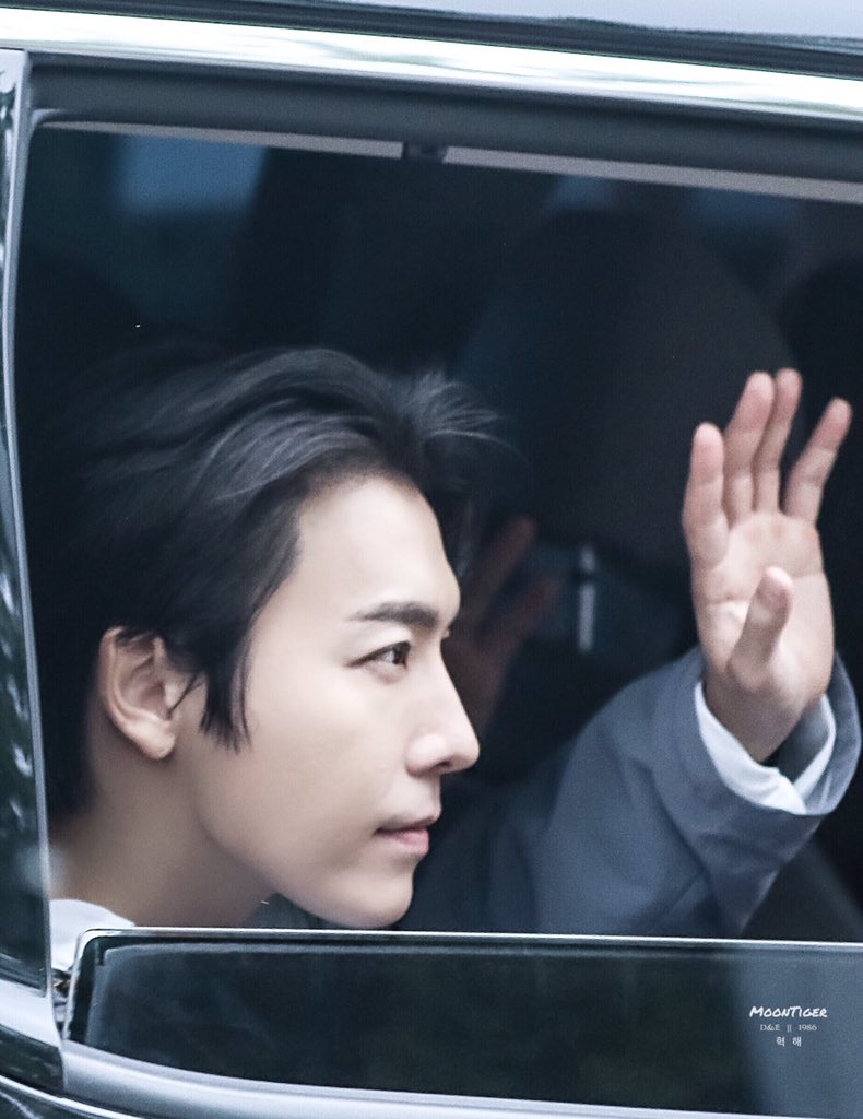 Donghae waving/looking at fans from the car's window ~ a thread