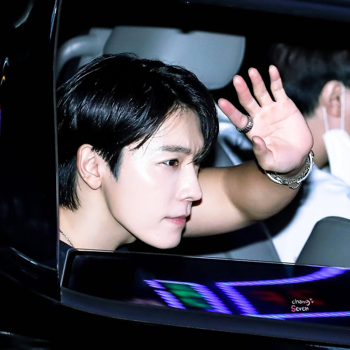 Donghae waving/looking at fans from the car's window ~ a thread