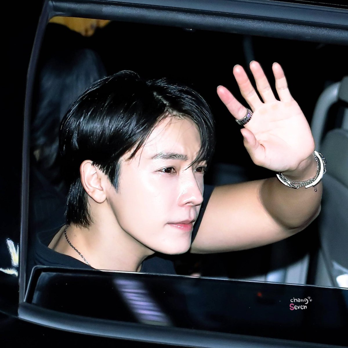 Donghae waving/looking at fans from the car's window ~ a thread