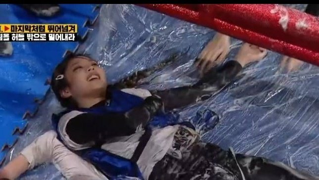 MISSDIORJISOO's tweet image. They're Dior, Chanel, Celine, and YSL brand ambassadors your honor