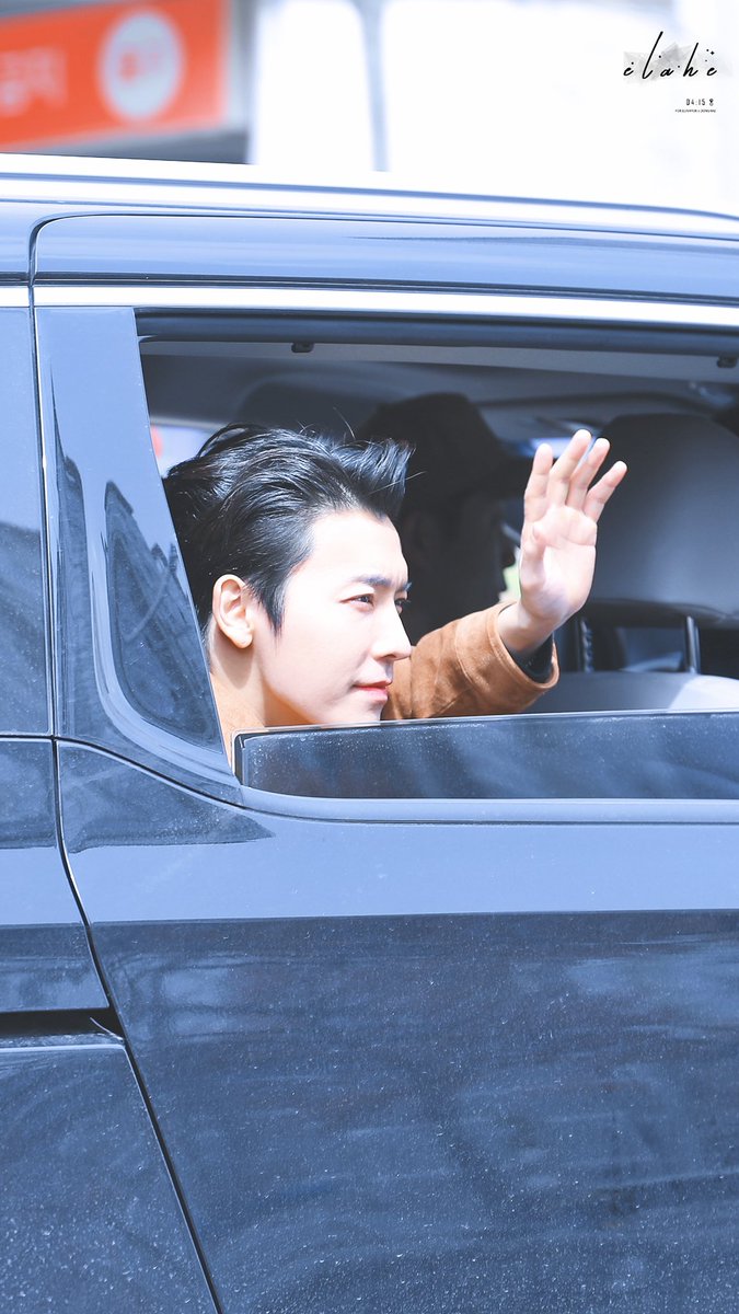 Donghae waving/looking at fans from the car's window ~ a thread