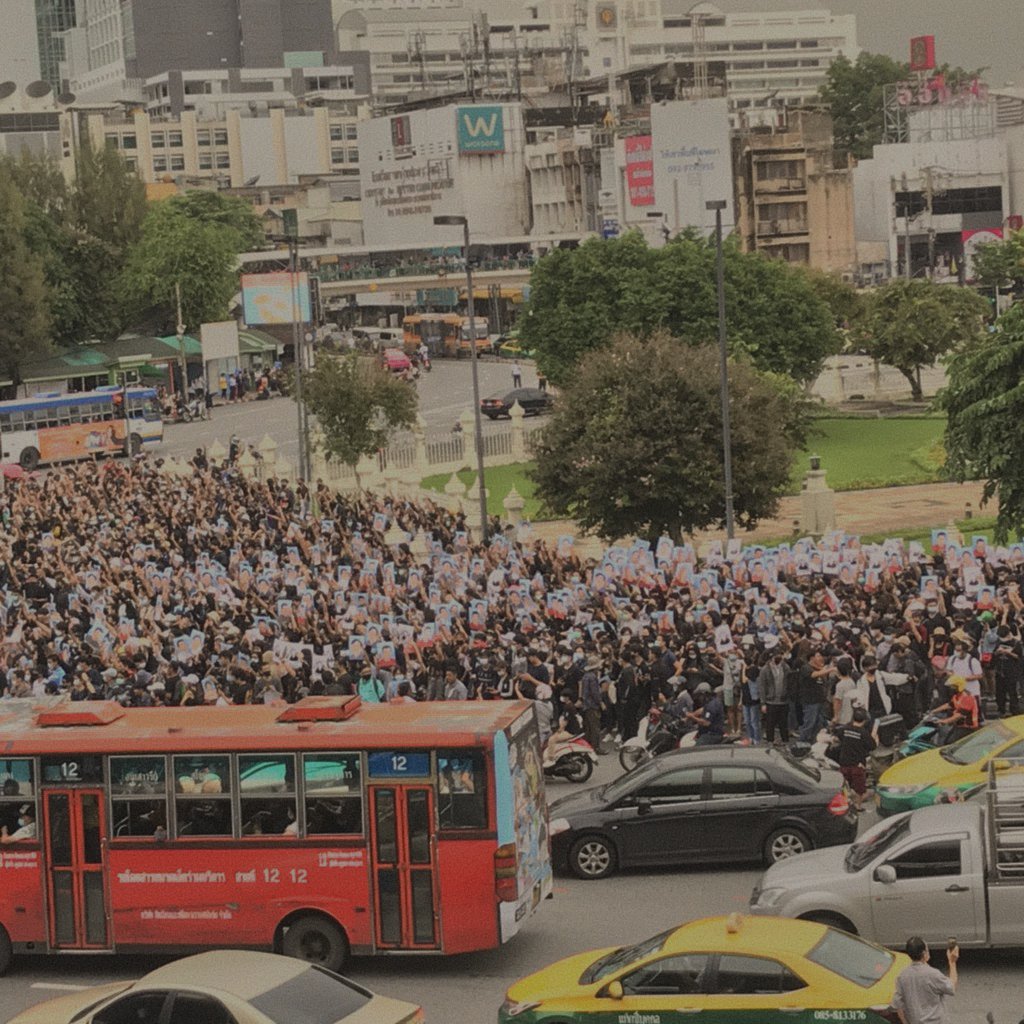 pikapikawar_'s tweet photo. พวกเขาไม่มีอาวุธสิ่งพวกเขามีเพิ่มขึ้นมาก้แค่กระดาษที่มีงานอาร์ตแค่นั้นเอง ยิ่งคุณพยายามขัดขวางพวกเขามากเท่าไหร่คุณก้จะได้เห็นพลังเขามากเท่านั้น

#18ตุลาไปอนุสาวรีย์ชัย
#ม็อบ18ตุลา https://t.co/rAbo1GnbMR