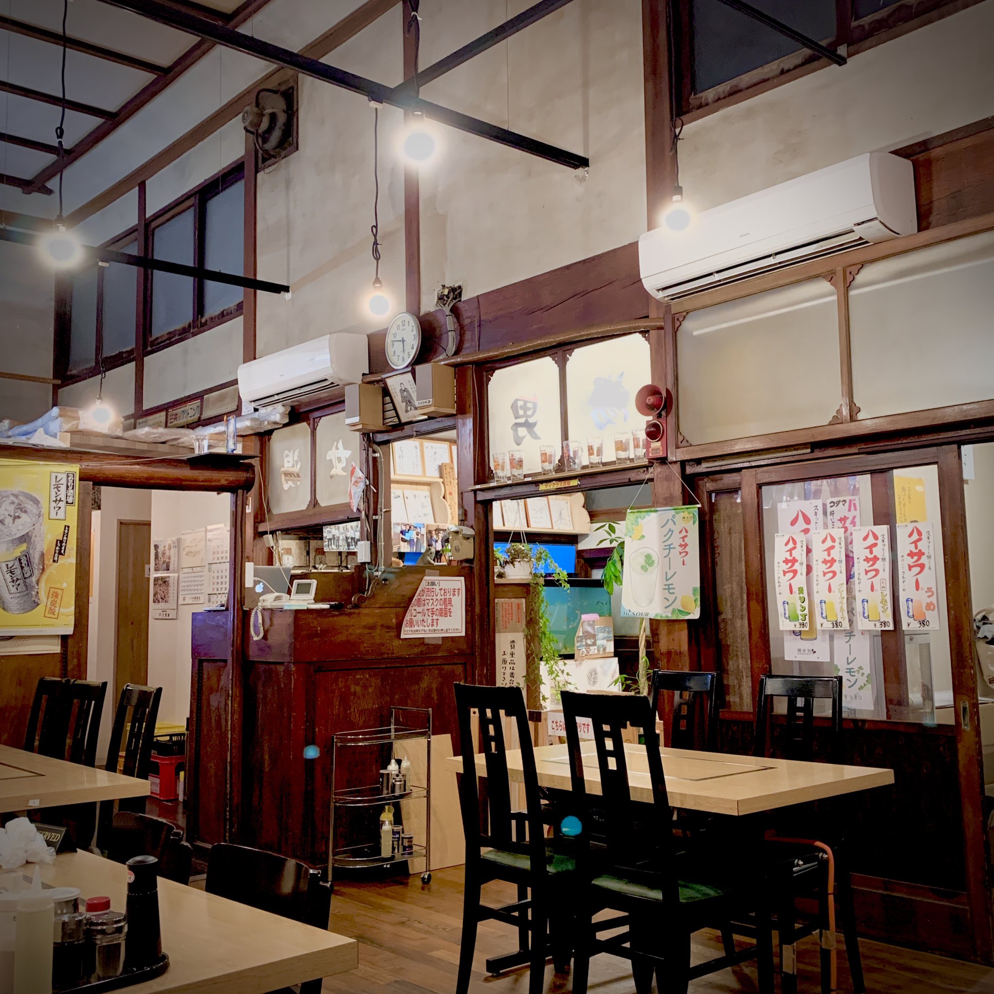 さくら いま 銭湯まんが発売中 銭湯 荏の花温泉 は 廃業後にお好み焼き屋さん 釣り堀に変身した場所 番台や大きな鏡 高い天井のある脱衣場でお好み焼きをいただきました 宮造りの銭湯の立派な建物がこうして生かされてるのは嬉しいです さくら いま 銭湯まんが発売中 銭湯 荏の花温泉 は 廃業後にお好み焼き屋さん 釣り堀に変身した場所 番台や大きな鏡 高い天井のある脱衣場でお好み焼きをいただきました 宮造りの銭湯の立派な建物がこうして生かされてるのは嬉しいです