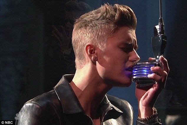 Chiku_AND_Sam's tweet photo. Two of the most painful @justinbieber  performances. Nothing Like Us (2013) &amp; Lonely (2020). Both in SNL. https://t.co/4OtZfWV9tJ
