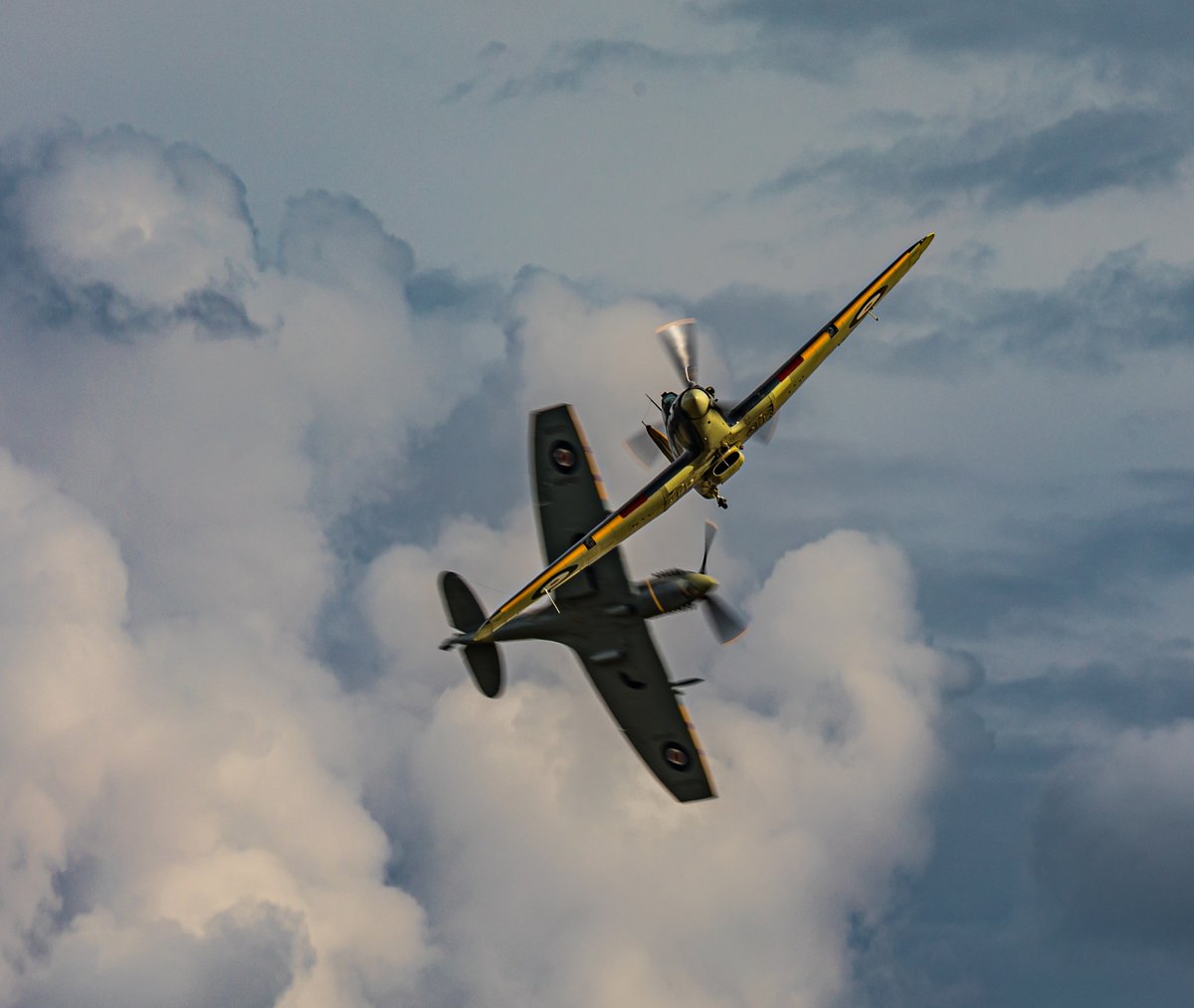 Just found this from my @Shuttleworth_OW shots from earlier in the year

@Dunibear @Jack09056 @LWainfur @Peter34080554 

#spitfire #hurricane #avgeek #aviationlovers #avgeeks #vintage #warbirds