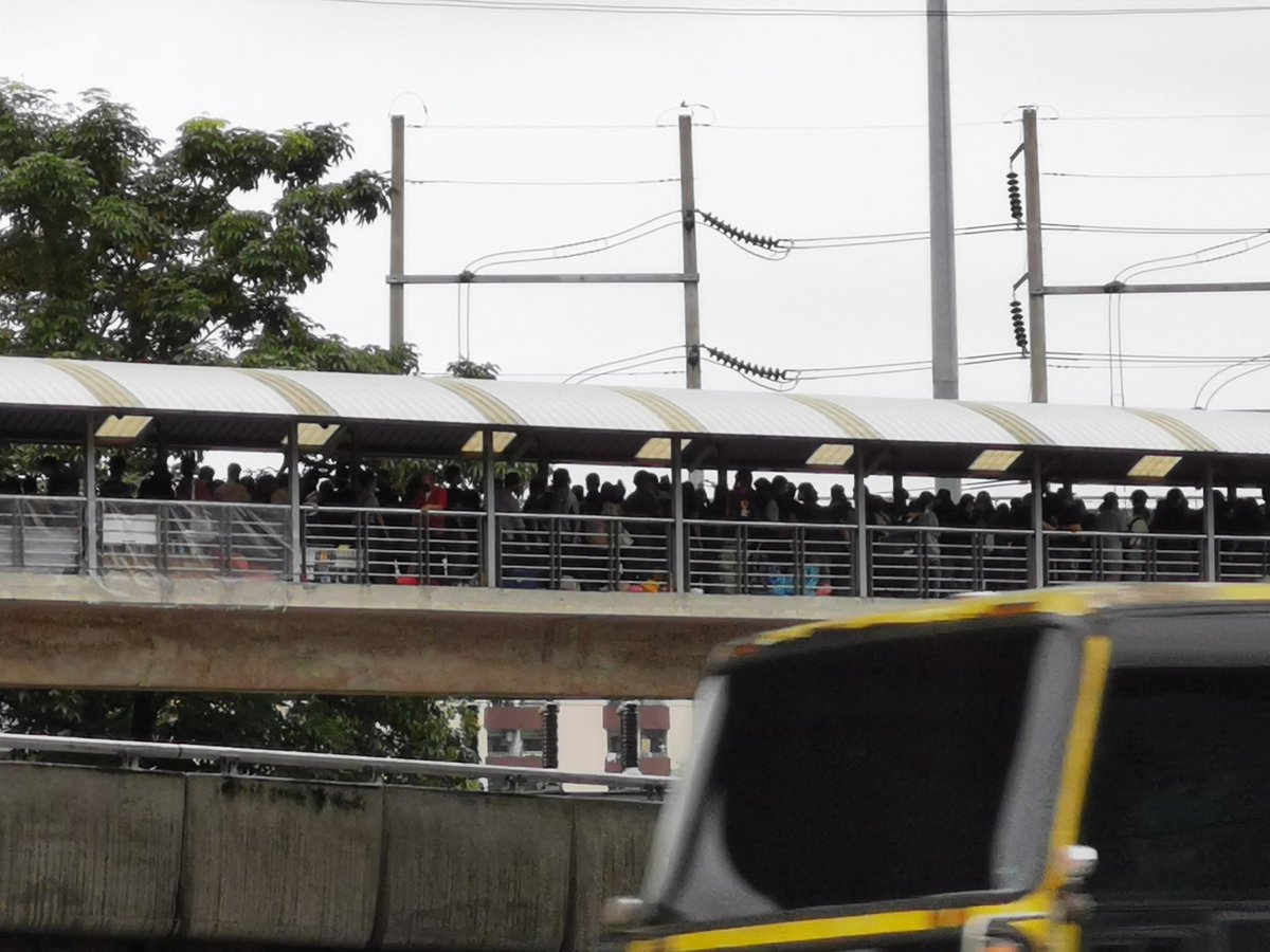 ที่ฟิวเจอร์รังสิตคนบนสะพานเยอะมากค่ะ​ ใครเห็นทวีตเรารบกวนบอกต่อกันหน่อยนะคะ​ ให้ลงมาข้างล่างกันดีกว่านะคะ​ อยู่บนสะพานเยอะแล้วมันสั่นค่ะ​ เพื่อความปลอดภัยของทุกคนค่ะ​ เรามาฟิวเจอร์​อยู่อีกฝั่งเห็นคนเยอะมากค่ะ🥺​#ม็อบ18ตุลา