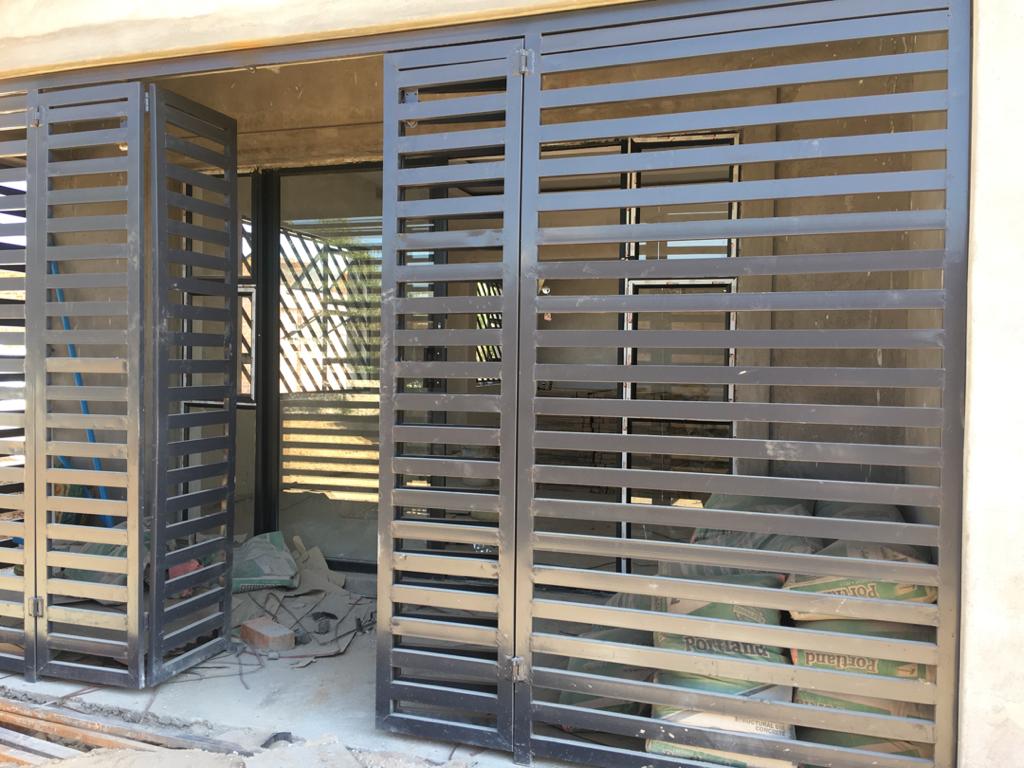 zimbeva_robson's tweet image. #vuligatechallenge Palisade gating and walling ..DM📲😁🇿🇼773477854
📧robsonzimbeva@gmail.com
#redmarketsunday 
@iMisred 
@redmarketsunday