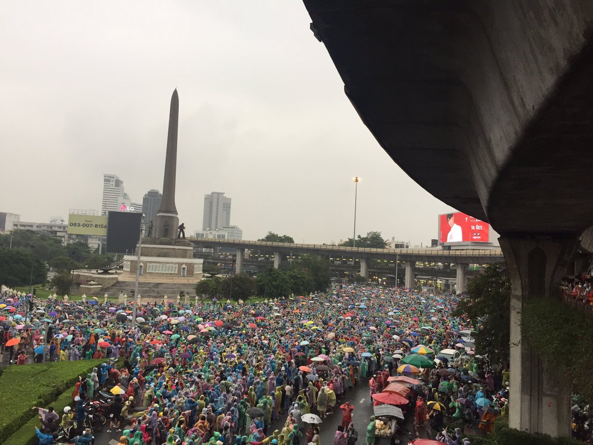 raweekoon's tweet photo. #WhatsHappeninglnThailand the peaceful protest takes place again at Victory Monument. High energy of change makers is all around calling for the structural change! I’ll https://t.co/fKbWg565p9