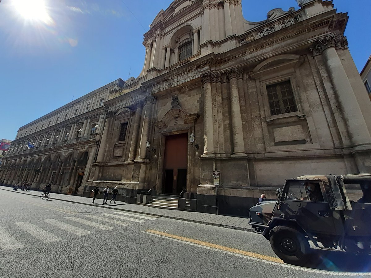 In 1669 Catania missed total destruction after an eruption of the Etna.Their fate was accomplished afterwards (1693) when an earthquake devastated the city.As a result the city has the best baroque 18th century buildings in Sicily, along with Noto, for similar reasons.14/n