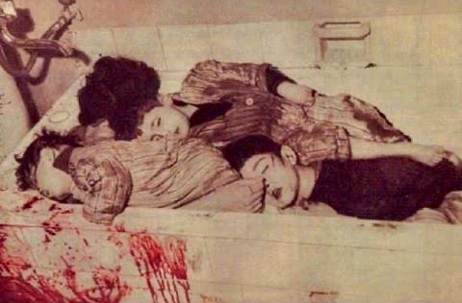 davayolcusu02's tweet photo. "Rumlar kapıyı tekmeleyip banyoya daldılar.Küvetin içindeki anneyi ve üç çocuğu görmüşlerdi.Türk subayının eşi ve çocukları bunlardı işte! Görerek,nara ata ata otuz üç el ateş ettiler.Dördü de öldü.Çocukların kanları,beyin parçaları,saçları tavana sıçrayıp yapıştı.
24 Aralık 1963 https://t.co/a2nTQ6JeMo